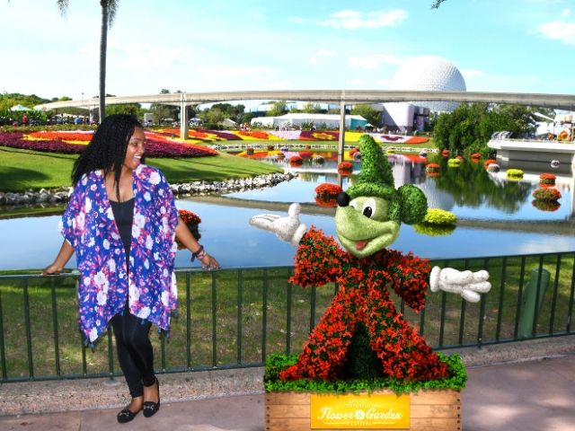 NikkyJ đi tham quan Lễ hội Hoa và Vườn Epcot một mình. Hãy tiếp tục đọc để biết phải đóng gói gì và mặc gì khi đến Disney World vào tháng 1.